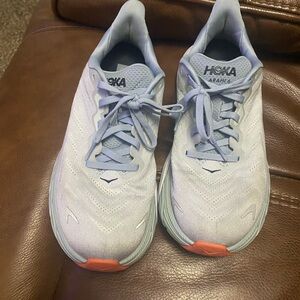 Hoka Arahi 6 Shoes - Light Gray and Coral-size 8D wide